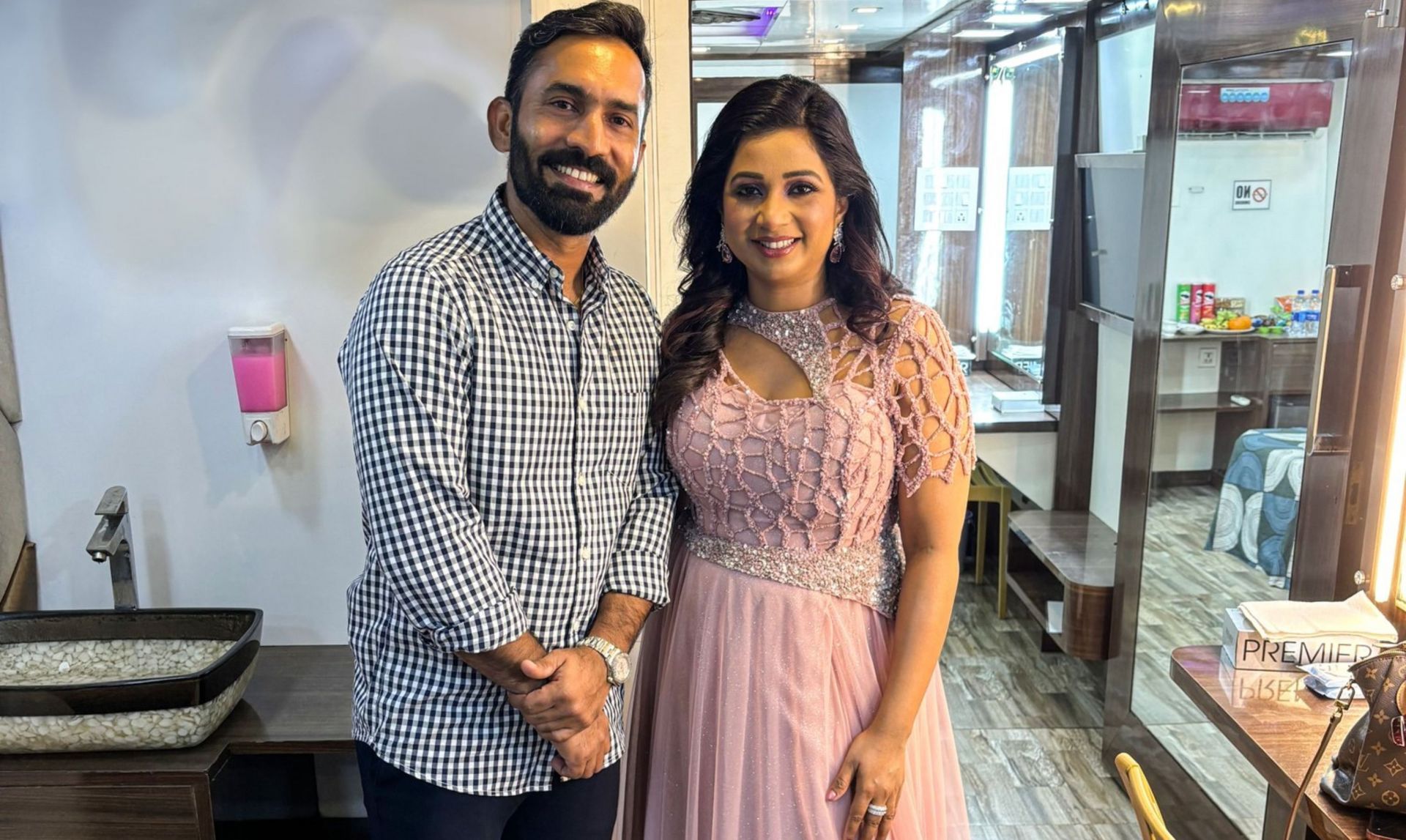 Dinesh Karthik with Shreyas Ghoshal. 