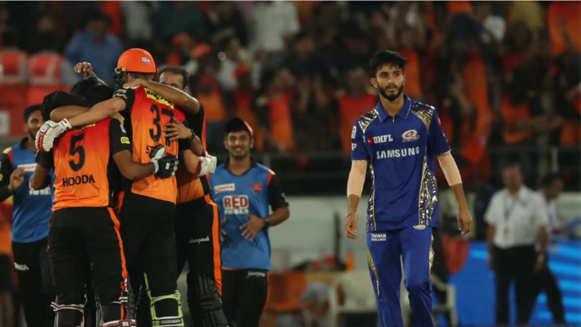 ESunrisers Hyderabad celebrate their win against the Mumbai Indians