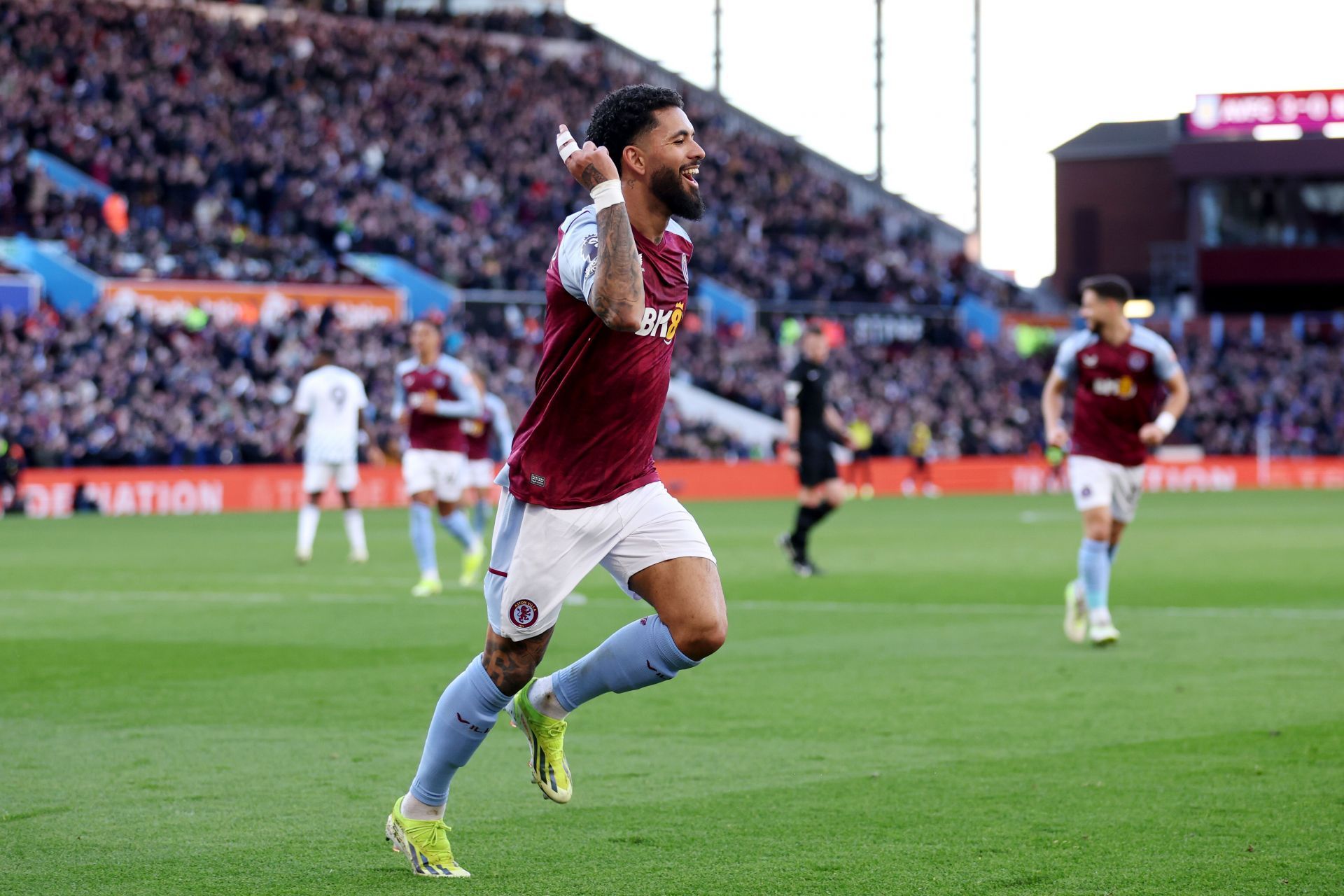 Douglas Luiz has admirers at the Emirates