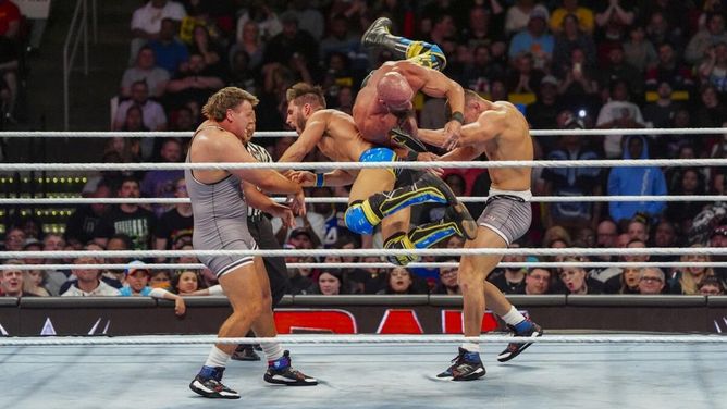 WWE Raw में तगड़े स्टार्स को हराकर WrestleMania में टाइटल मैच में जगह बनाने के बाद पूर्व चैंपियन ने तोड़ी चुप्पी, सोशल मीडिया के जरिए दिया बड़ा बयान