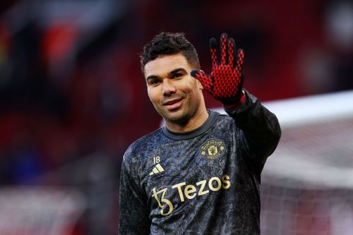 Casemiro warming up