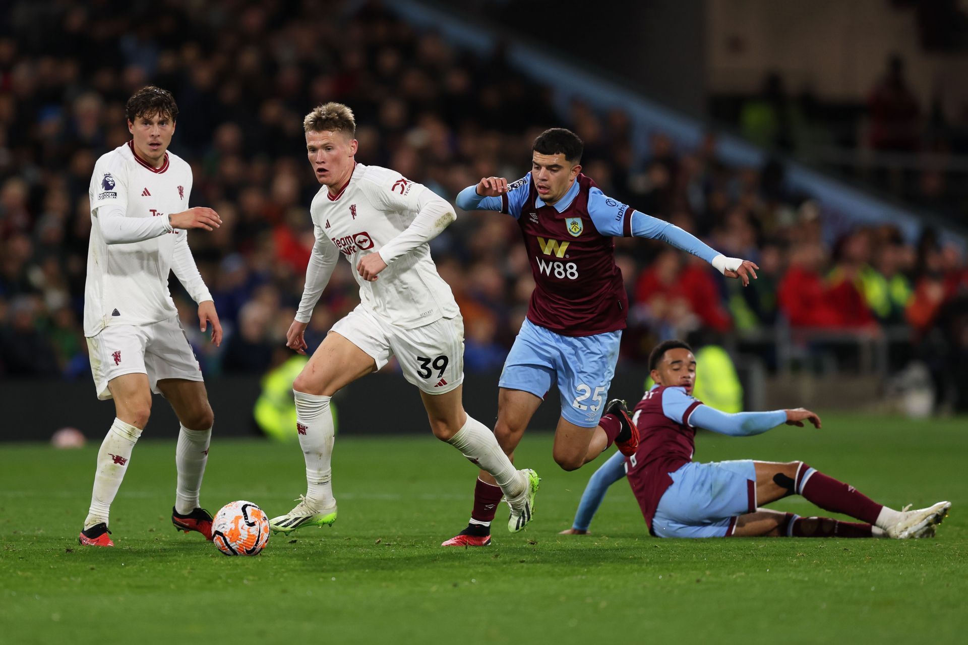 Burnley FC v Manchester United - Premier League