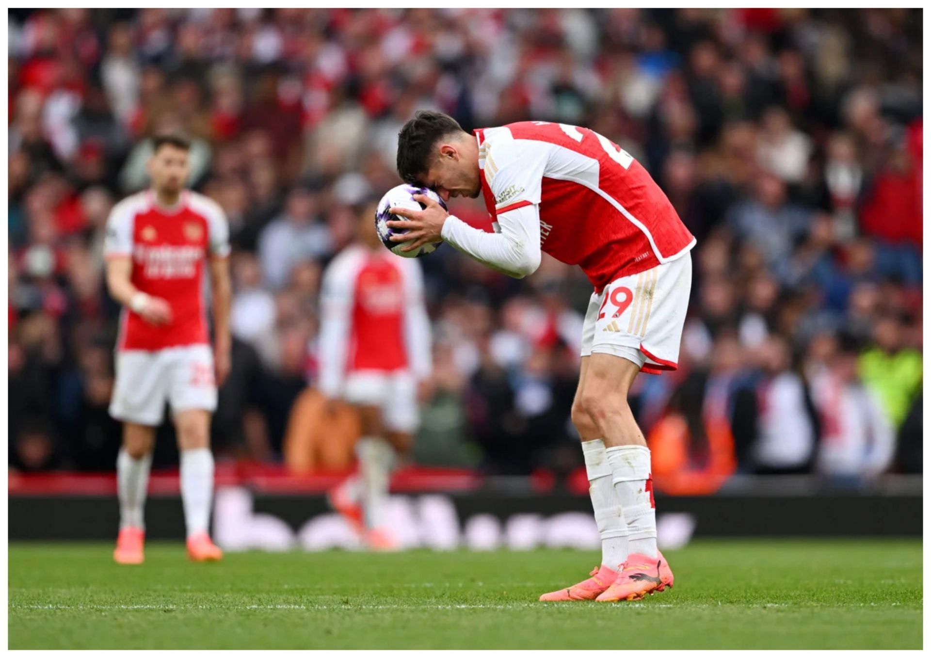 Arsenal suffered a major upset after the home loss to Aston Villa (Photo by Shaun Botterill/Getty Images)