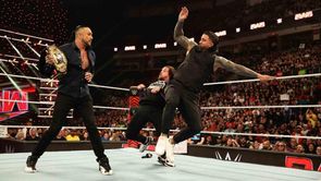 WWE Raw में वर्ल्ड हैवीवेट टाइटल मैच से पहले बड़े स्टार्स ने एक-दूसरे पर जमकर साधा निशाना, मौजूदा चैंपियन की अपने साथी की वजह से हालत हुई खराब
