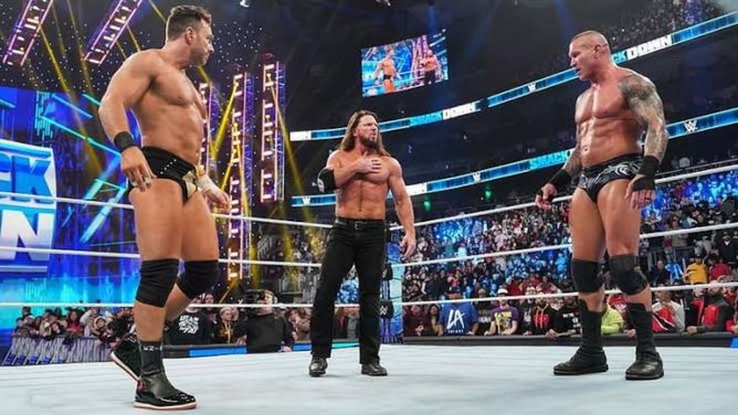 लूजर - SmackDown में होने वाले अनडिस्प्यूटेड WWE यूनिवर्सल चैंपियनशिप कंटेंडर मैच से पहले दिग्गज को मिली धमकी
