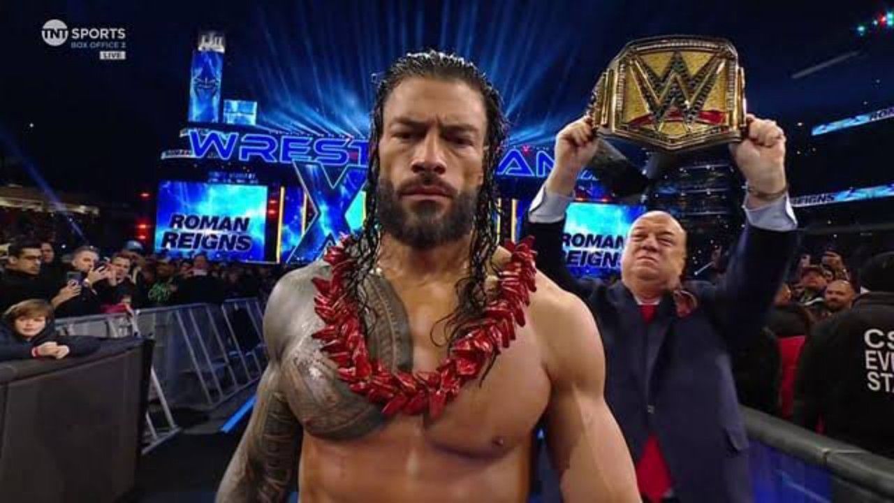 पूर्व अनडिस्प्यूटेड WWE यूनिवर्सल चैंपियन रोमन रेंस और पॉल हेमन 