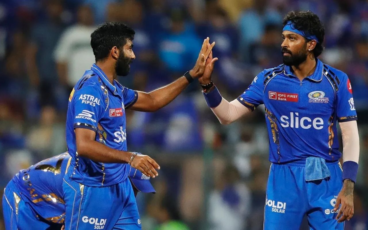 RCB vs MI मैच के दौरान हार्दिक पांड्या और जसप्रीत बुमराह (Photo Courtesy: IPLt20.com)                               