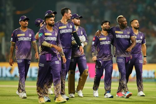 KKR captain Shreyas Iyer with his players. (Credits: Twitter)