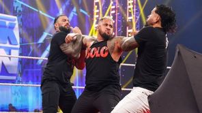 WWE SmackDown के ऑफ-एयर होने के बाद दो भाइयों के बीच हुआ तगड़ा मैच और नतीजे ने चौंकाया, Bloodline मेंबर को जबरदस्त स्पीयर से किया गया धराशाई