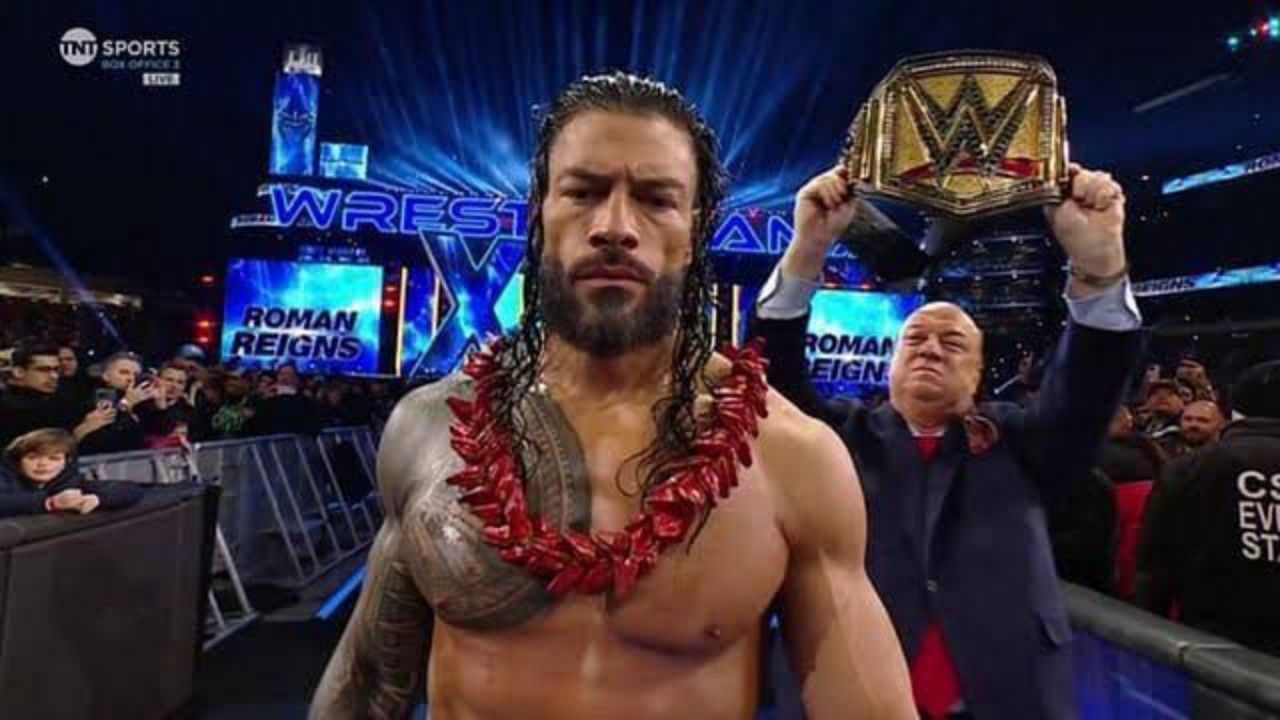 पूर्व अनडिस्प्यूटेड WWE यूनिवर्सल चैंपियन रोमन रेंस और पॉल हेमन 