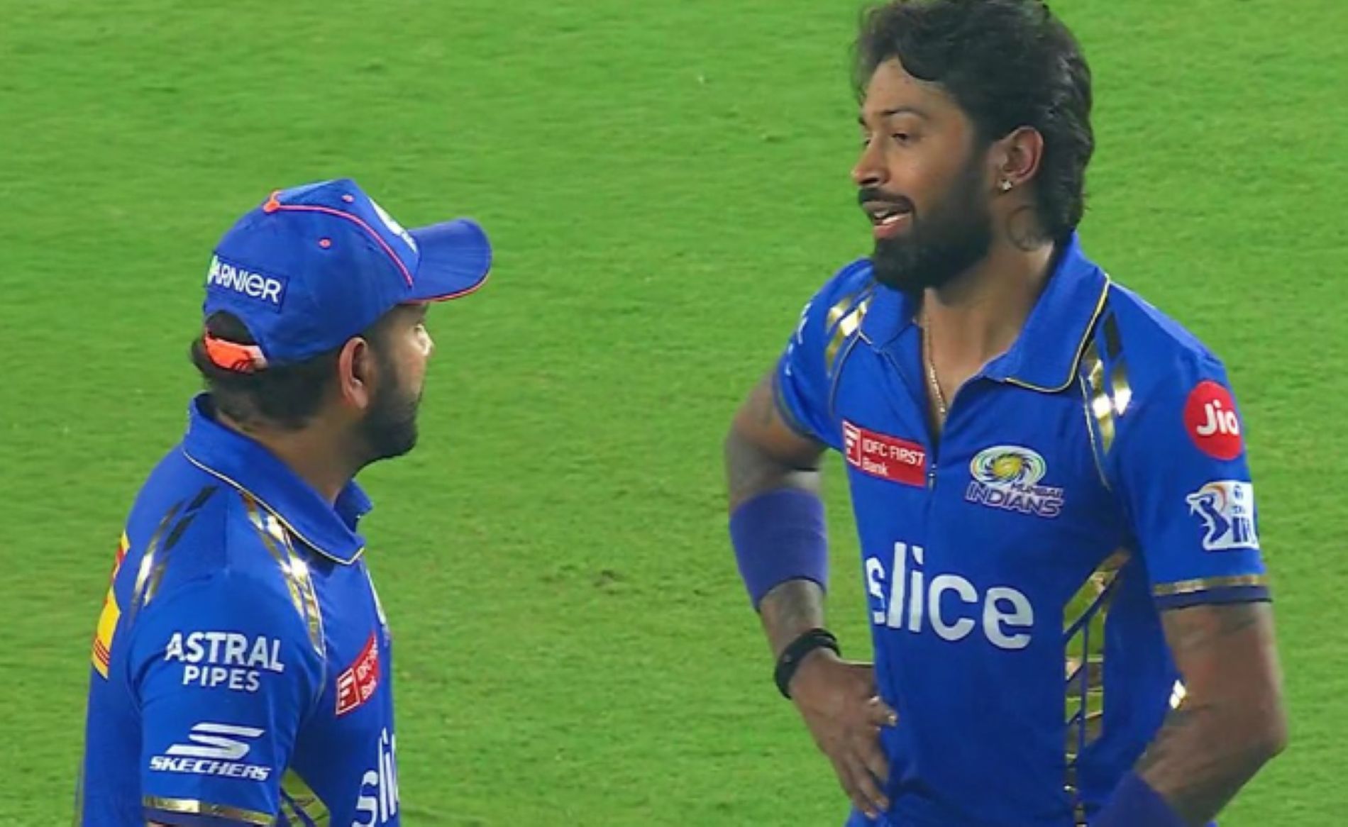 Rohit and Hardik interacting during IPL 2024. [Credit: Sportskeeda Twitter handle]