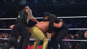 WWE Raw में Seth Rollins को पीटते हुए Roman Reigns से हुई बड़ी गलती, WrestleMania 40 से बाहर होने से बाल-बाल बचे, देखें वीडियो
