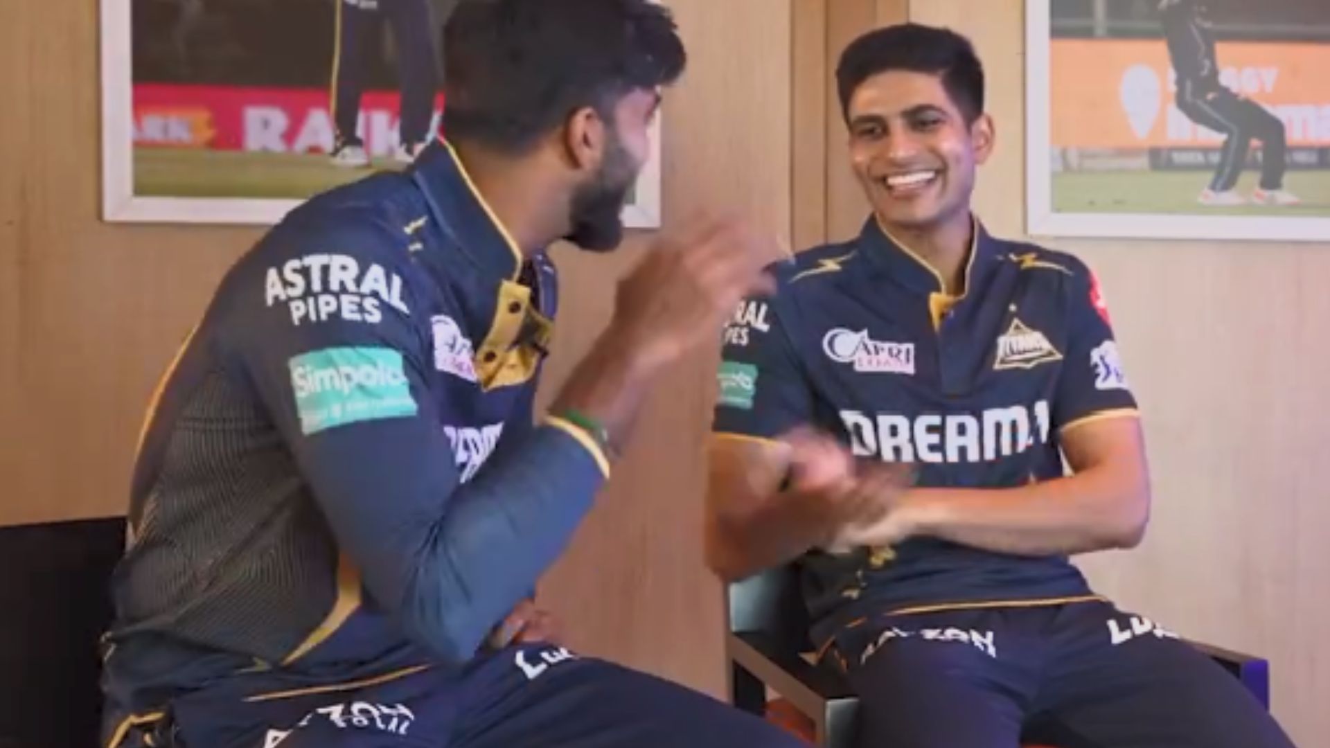 Vijay Shankar (L) &amp; Shubman Gill in conversation on Jio Cinema