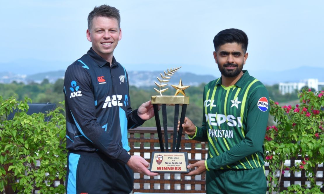 Babar Azam and Michael Bracewell with the trophy (Image Courtesy: X/Pakistan Cricket)