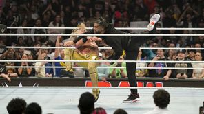 3 सबसे बड़ी गलतियां जो WWE WrestleMania से पहले हुए Raw के एपिसोड में देखने को मिलीं