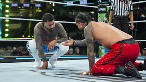 'मुझे कॉल नहीं किया'- WWE WrestleMania XL में Roman Reigns के भाइयों के मैच पर भड़के उनके पिता, मुकाबले में हुई सबसे बड़ी गलती बताई