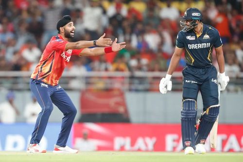 Harpreet Brar (left) was the only frontline spinner in the Punjab Kings' starting XI. [P/C: iplt20.com]