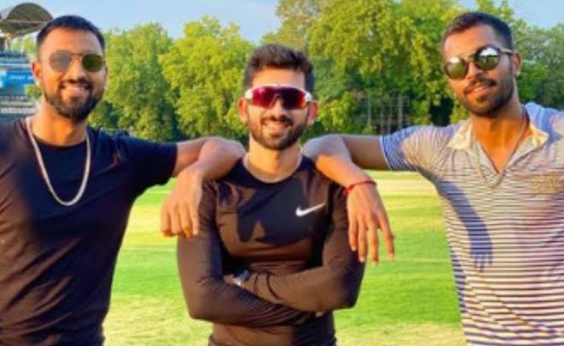 An old photo of Hardik, Vaibhav and Krunal Pandya [Credit: Fan twitter handle]