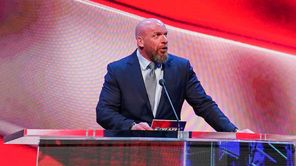WWE Raw में ड्राफ्ट होने के बाद भावनाओं पर काबू नहीं पा सका 27 साल का रेसलर, आंखों से छलके खुशी के आंसू