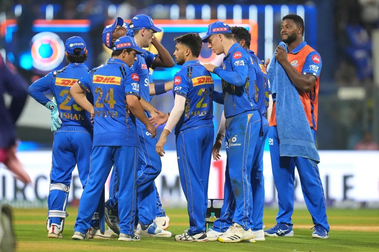 मुंबई इंडियंस की टीम (Photo Credit - IPLT20)