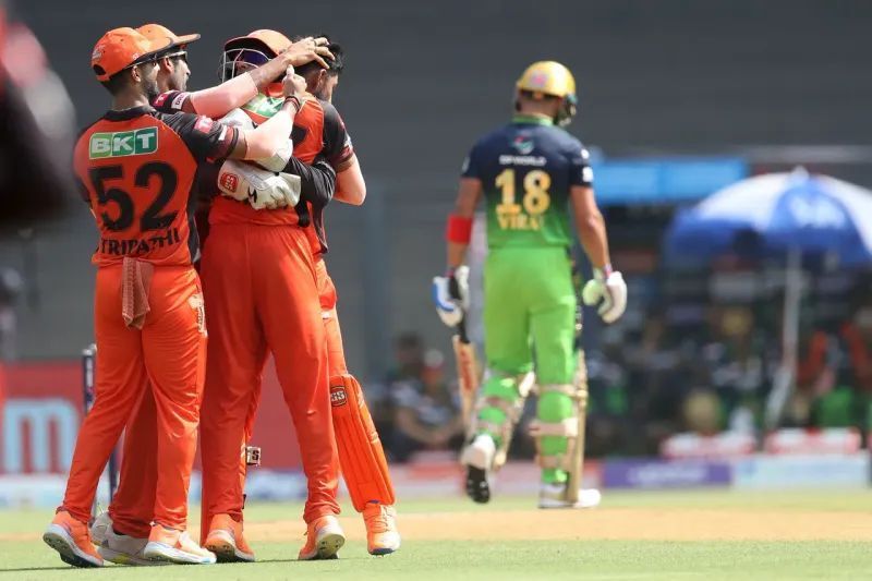 Jagadeesha Suchith and SRH teammates celebrate as RCB's Virat Kohli walks back for a golden duck in 54th match of IPL 2022 (Photo/IPL)