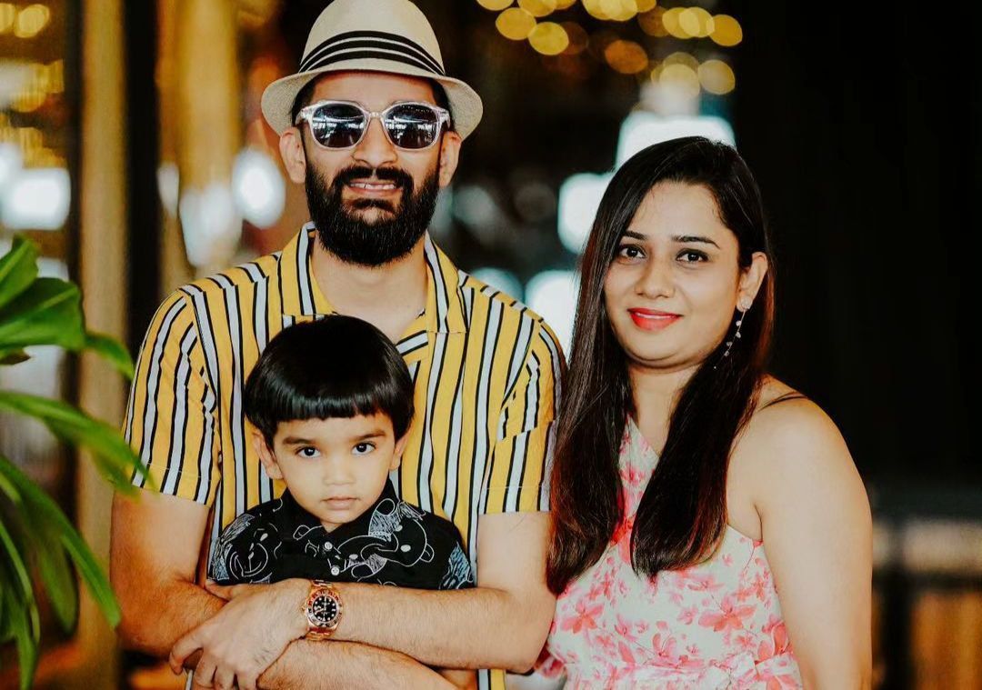 Shravan Mandhana with his wife and kid