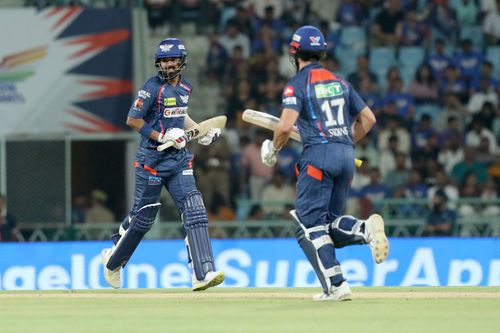 Marcus Stoinis and KL Rahul run between the wickets. (Credits: Twitter)