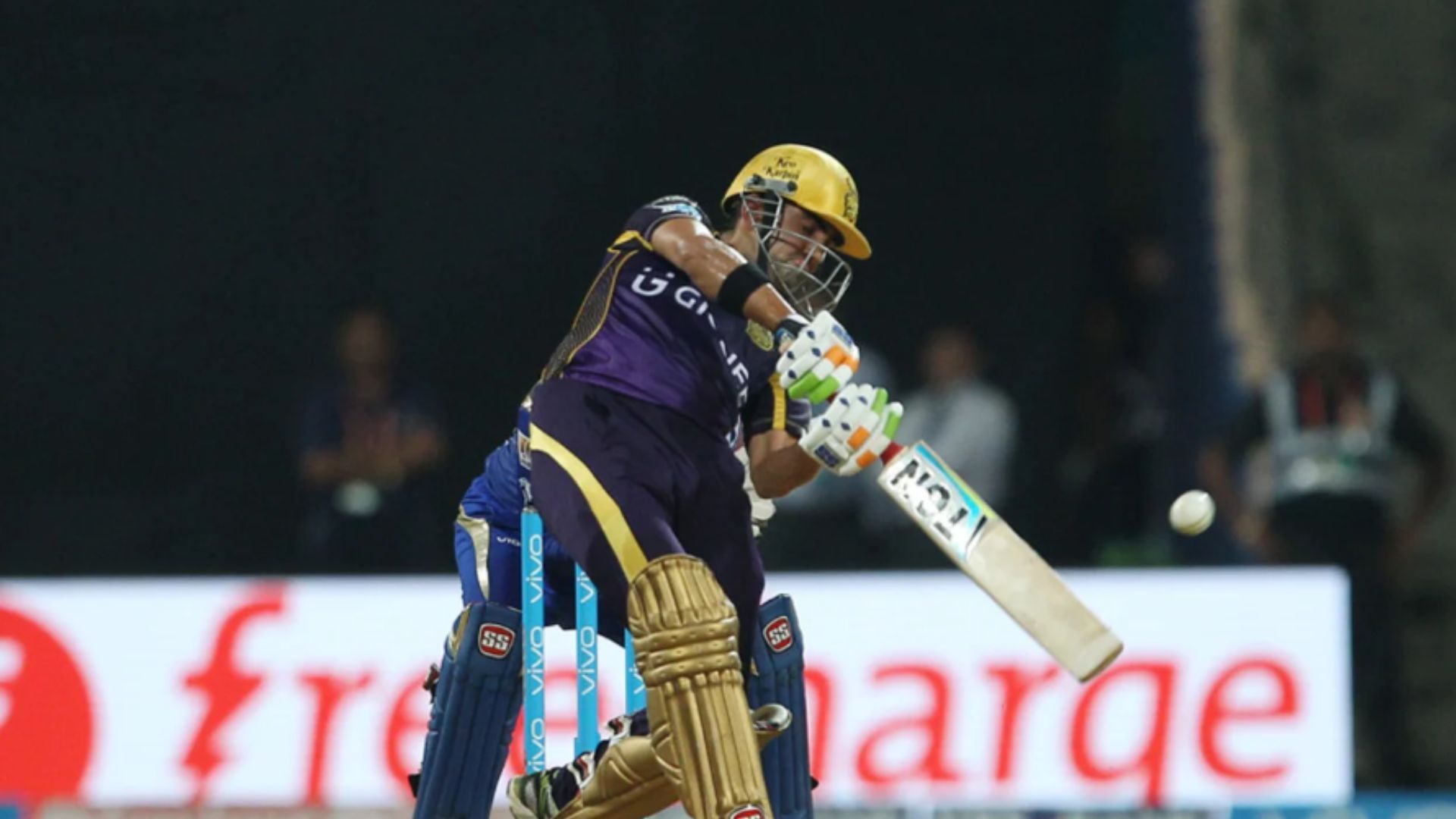 Gambhir plays a cover drive against MI in 2016.