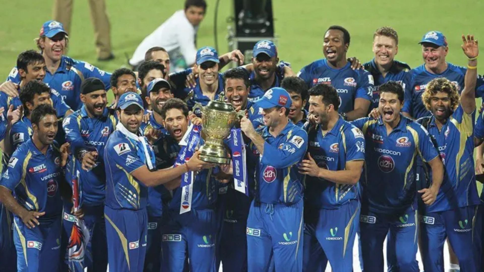 Ricky Ponting alongside Sachin Tendulkar and Rohit Sharma lifting IPL 2013 trophy