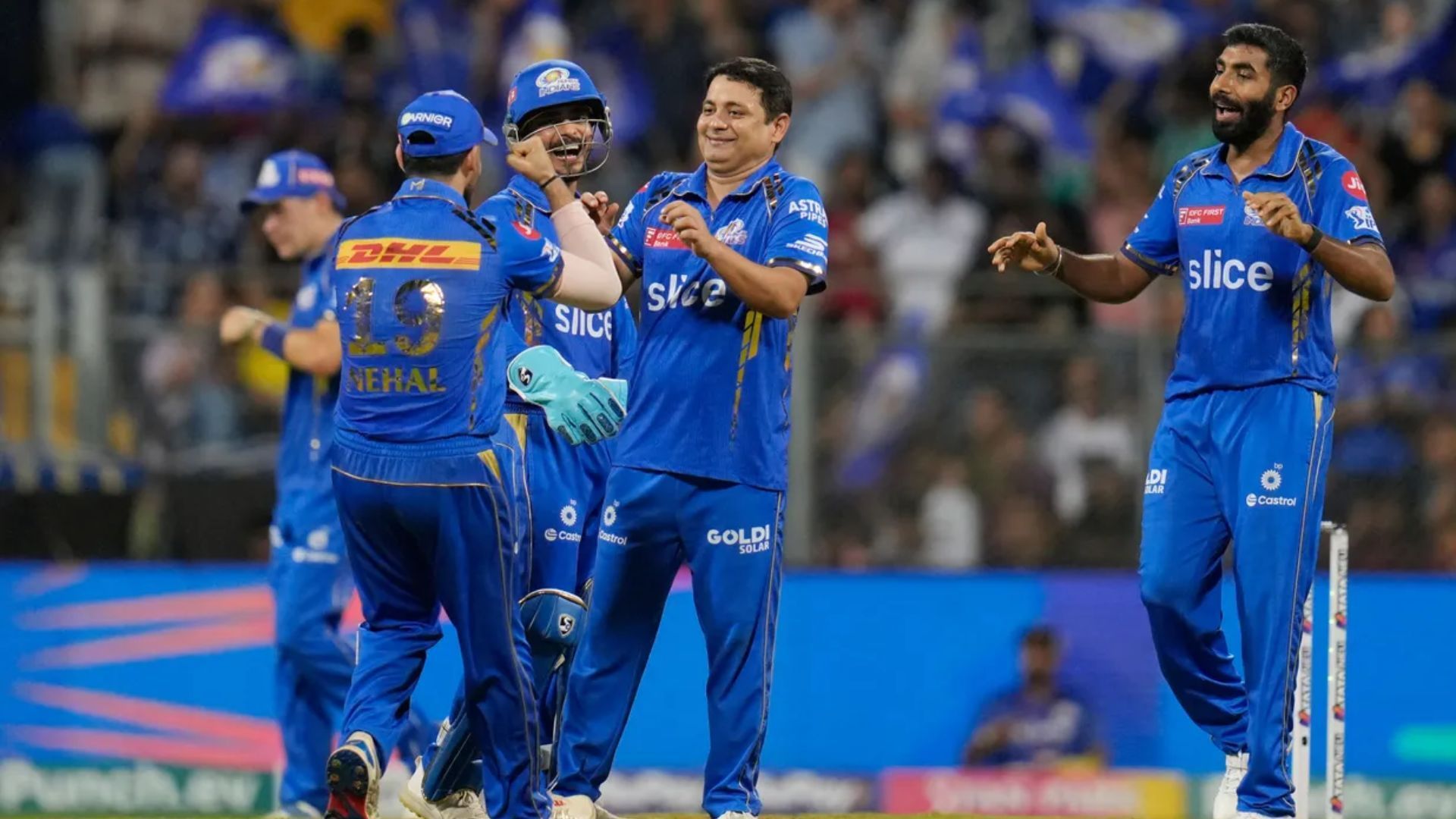 Piyush Chawla and MI celebrating his wicket (Credits: IPL)