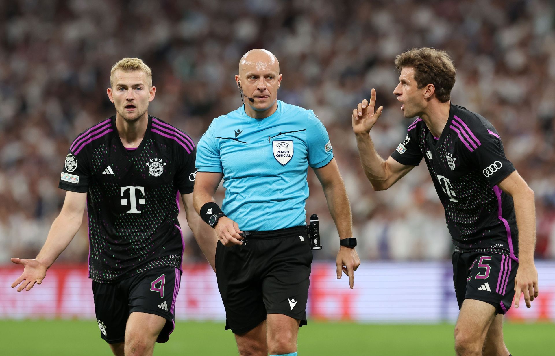 Matthijs De Ligt and Thomas Muller argue with the referee. Arturo Vidal's red card was unjustified.