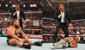 WWE Raw में फेमस Superstar ने अपने ही साथी पर हार के बाद जड़ दिया थप्पड़, 150 किलो के रेसलर हुए भावुक