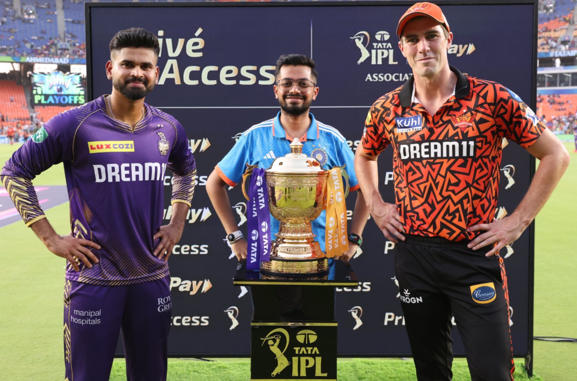 The two captains pose with the IPL Trophy [Credit: IPL Twitter handle]