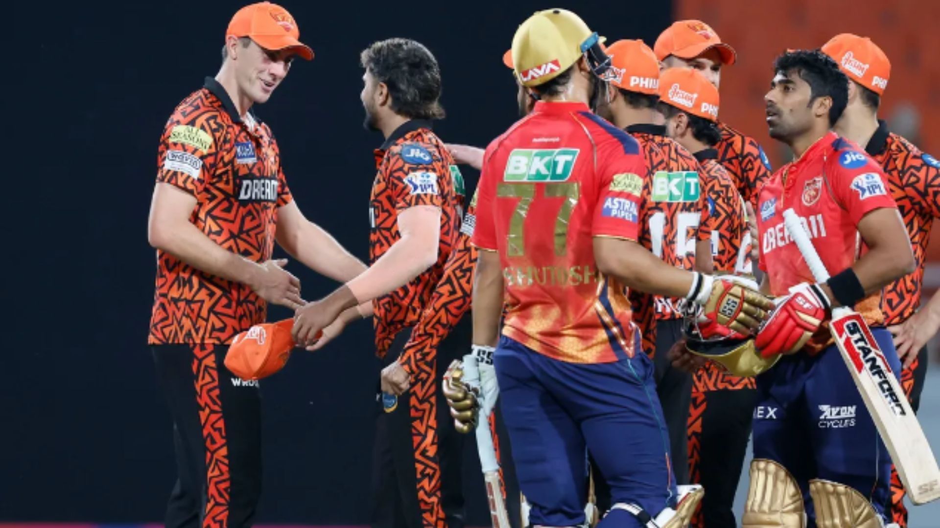 Shashank Singh and Ashutosh Sharma shake hands with SRH players.