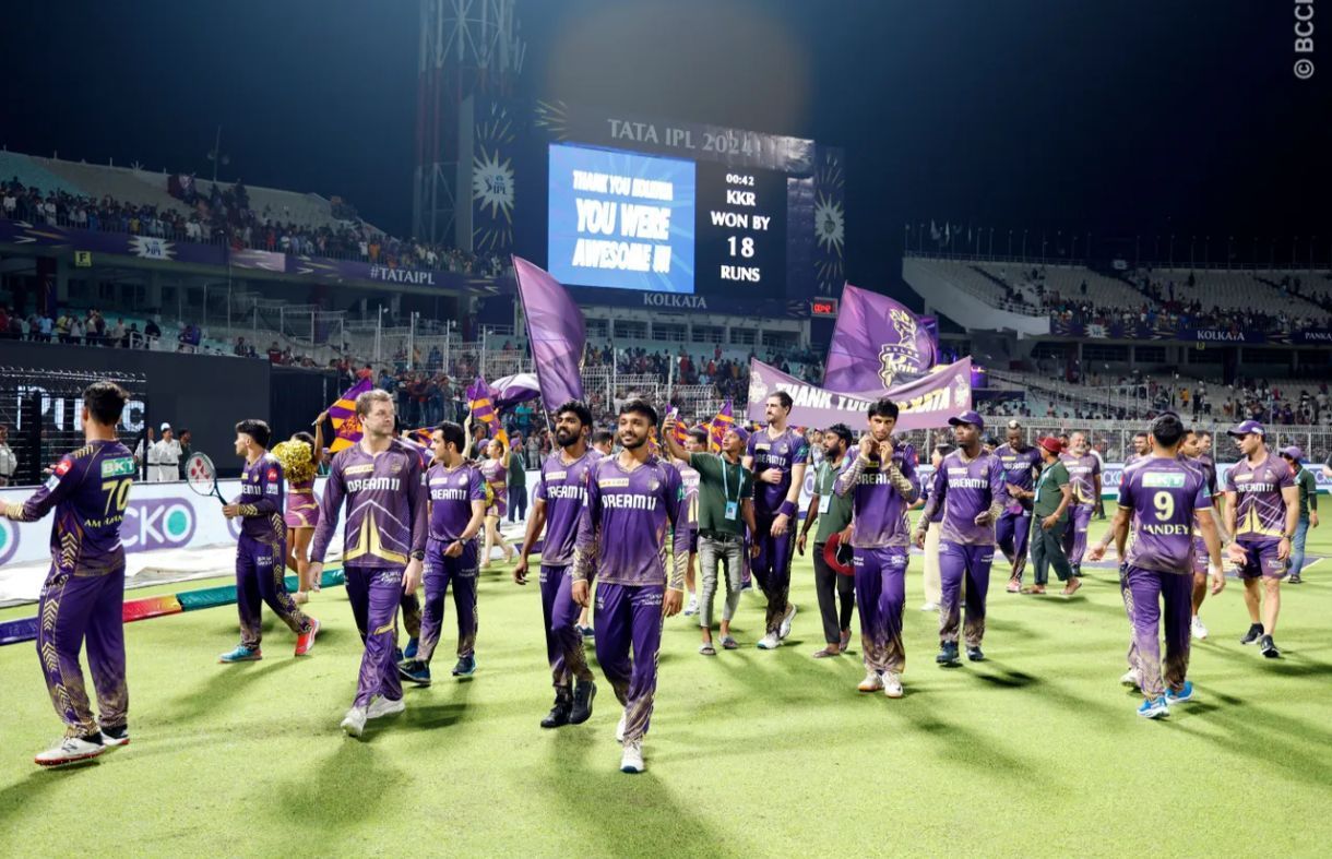 Kolkata Knight Riders acknowledging their fans at Eden Gardens