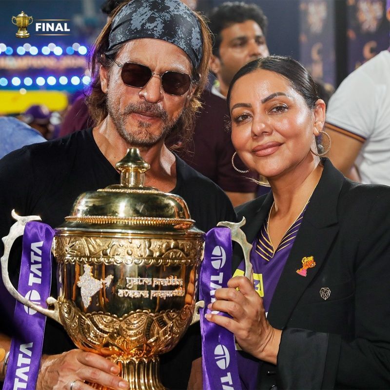 KKR co-owner Shah Rukh Khan and his wife Gauri pose with the IPL trophy. (Image Credit: Kolkata Knight Riders/ X)