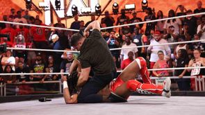 पूर्व AEW Superstar ने WWE में डेब्यू करते हुए मचाया बवाल, टॉप चैंपियन पर जबरदस्त हमला करते हुए किया चारों खाने चित्त