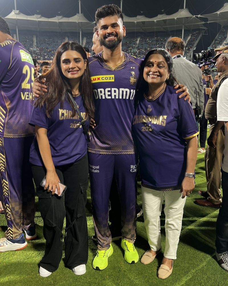 Kolkata Knight Riders captain Shreyas Iyer poses with his family. (Image Credit: Shreyas Iyer/ X)