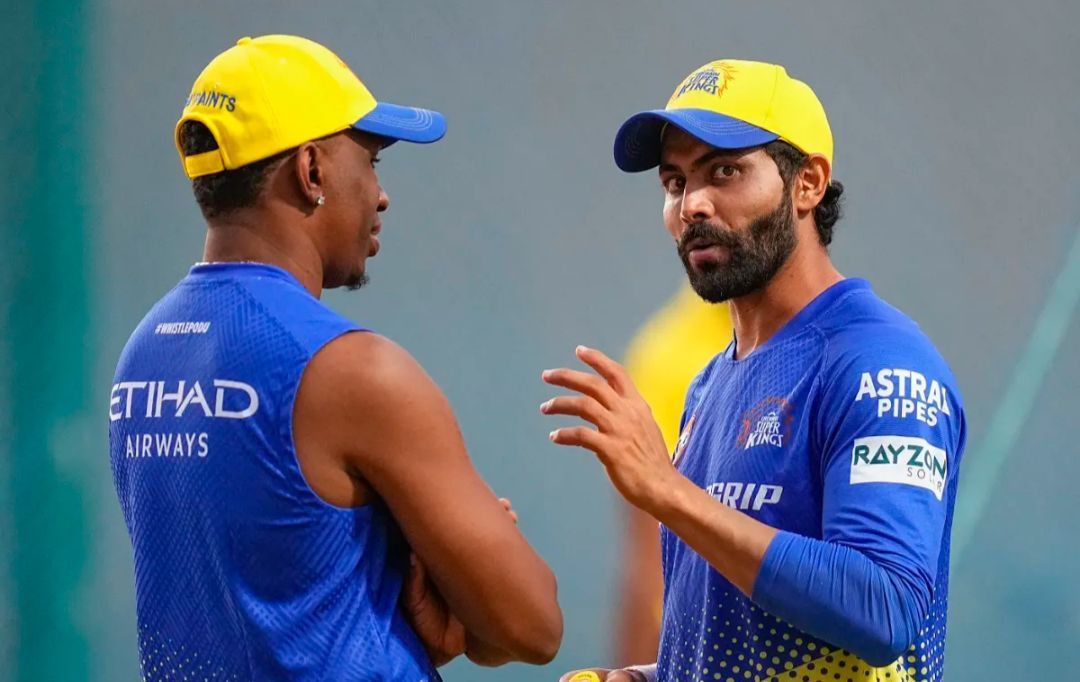 Dwayne Bravo chats with Ravindra Jadeja