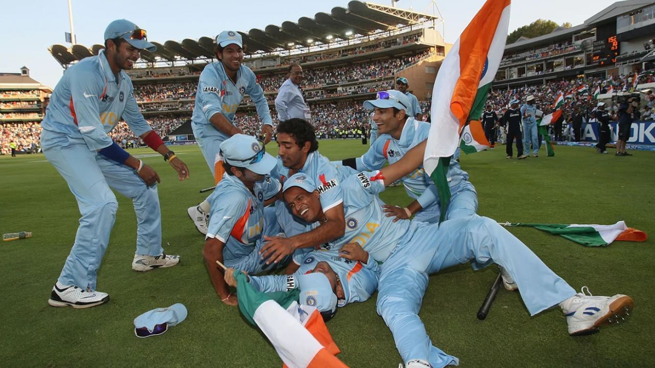 टीम इंडिया टी20 वर्ल्ड कप की ट्रॉफी जीतने के बाद (PC: Getty)
