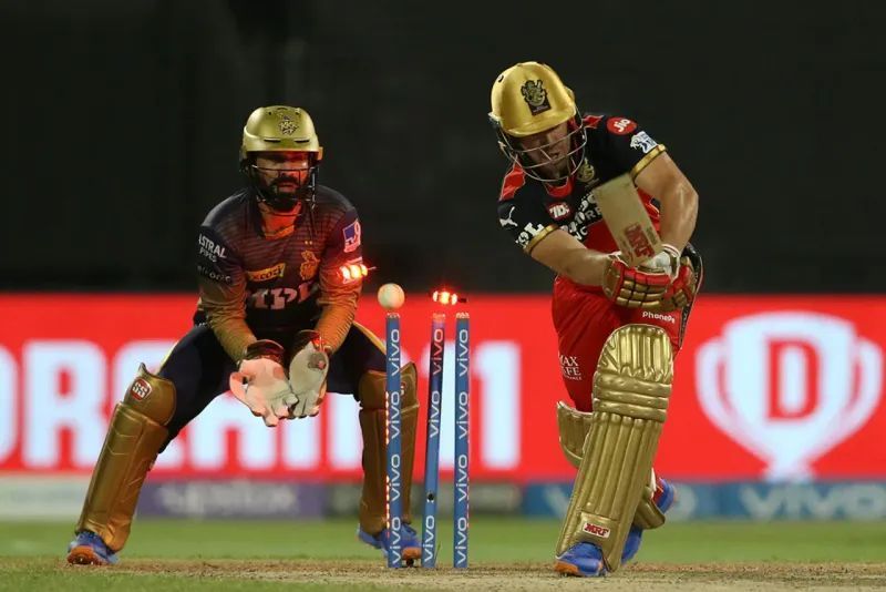 AB de Villers gets bowled off Sunil Narine&#039;s bowling. (Image Courtesy: iplt20.com)