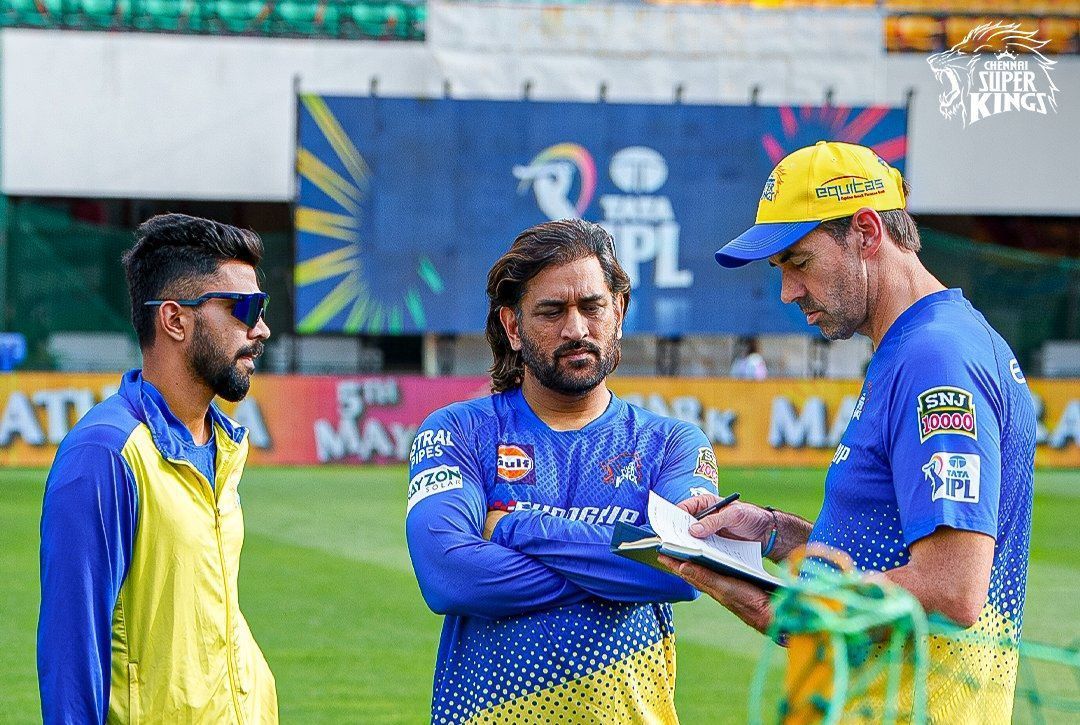 (L-R): Ruturaj Gaikwad, MS Dhoni, and Stephen Fleming. (Credits: Twitter)