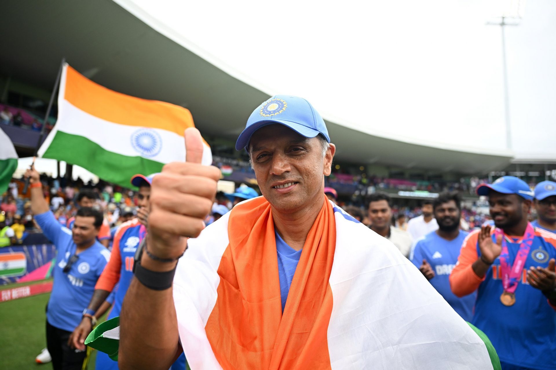 राहुल द्रविड़ ने कोच के तौर पर जीती वर्ल्ड कप की ट्रॉफी (Photo Credit - BCCI)