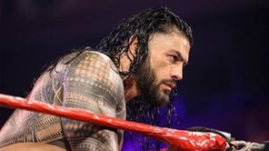 2 कारण क्यों WWE दिग्गज Roman Reigns को SummerSlam से पहले वापसी करनी चाहिए और 2 क्यों सीधे इवेंट में ही वापस आना चाहिए