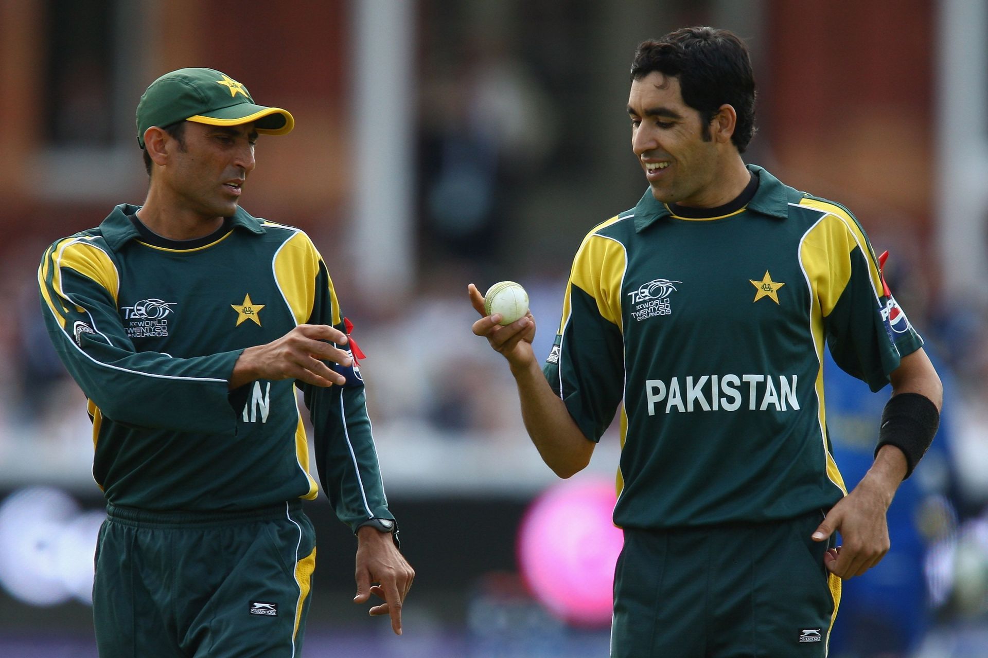 Umar Gul and Younis Khan having a discussion during the World Cup final.