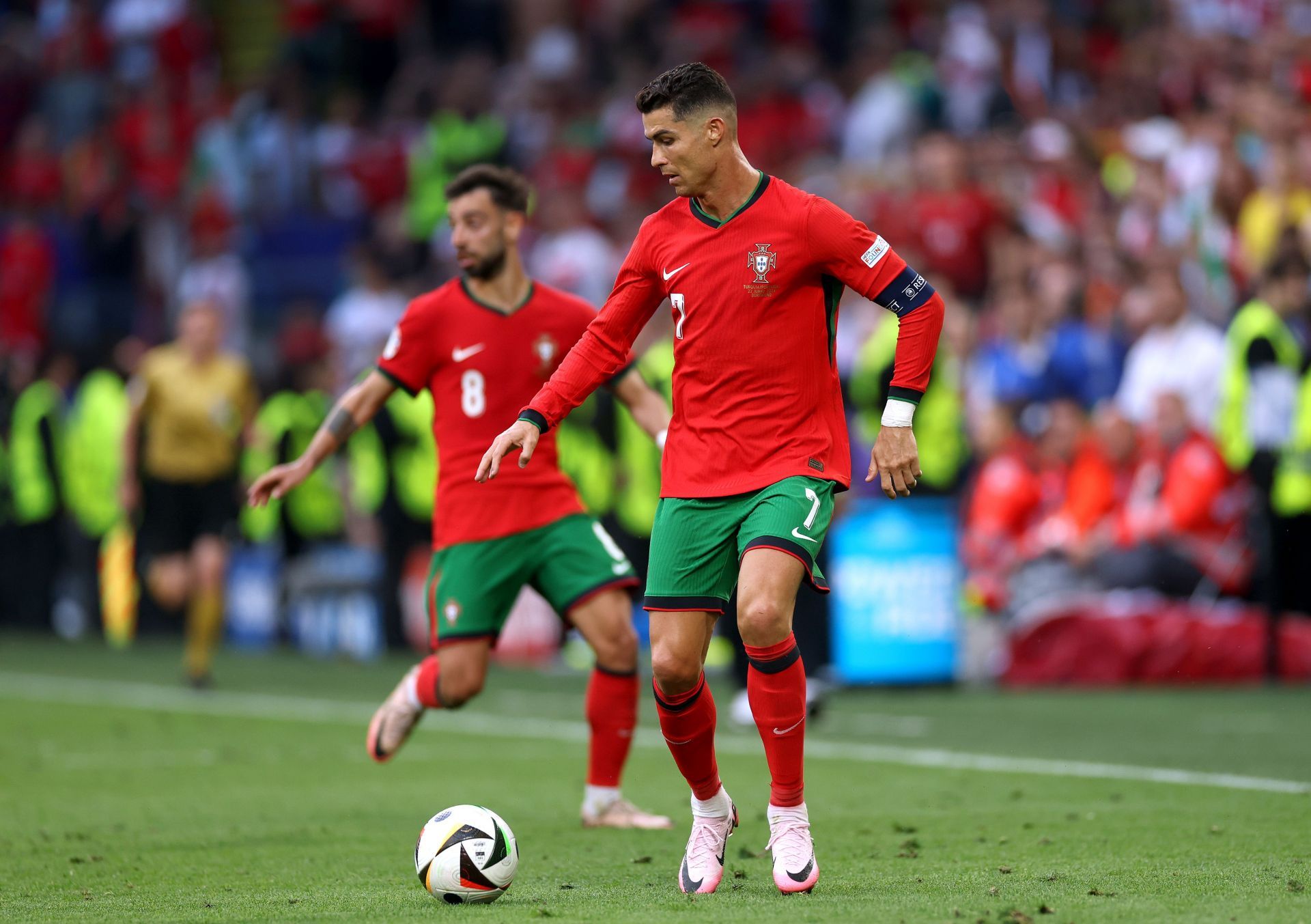 WATCH: Cristiano Ronaldo unselfishly gifts goal to Bruno Fernandes with ...