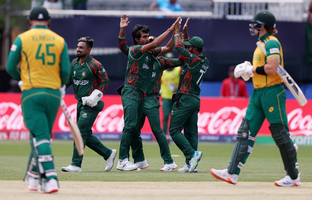 बांग्लादेश के गेंदबाजों ने पावरप्ले में शानदार गेंदबाजी की 