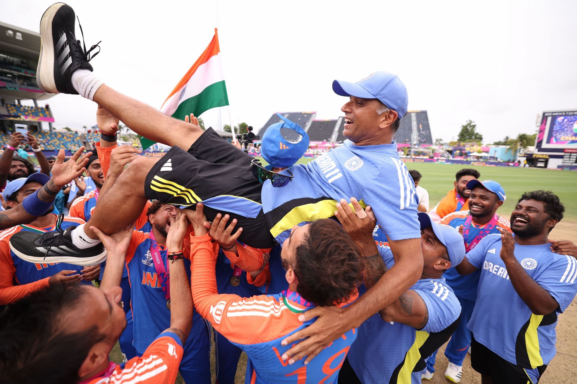 Outgoing Team India head coach Rahul Dravid is lifted by players. (Image Credit: Getty Images)