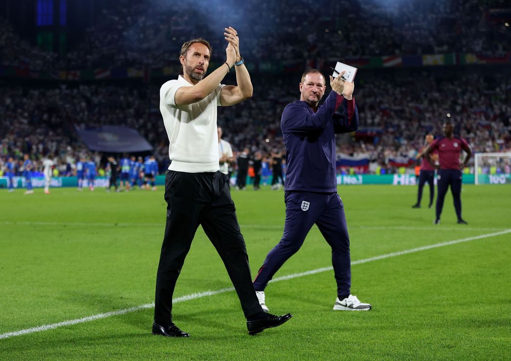 Watch England fans throw empty cups at Gareth Southgate after drab 00