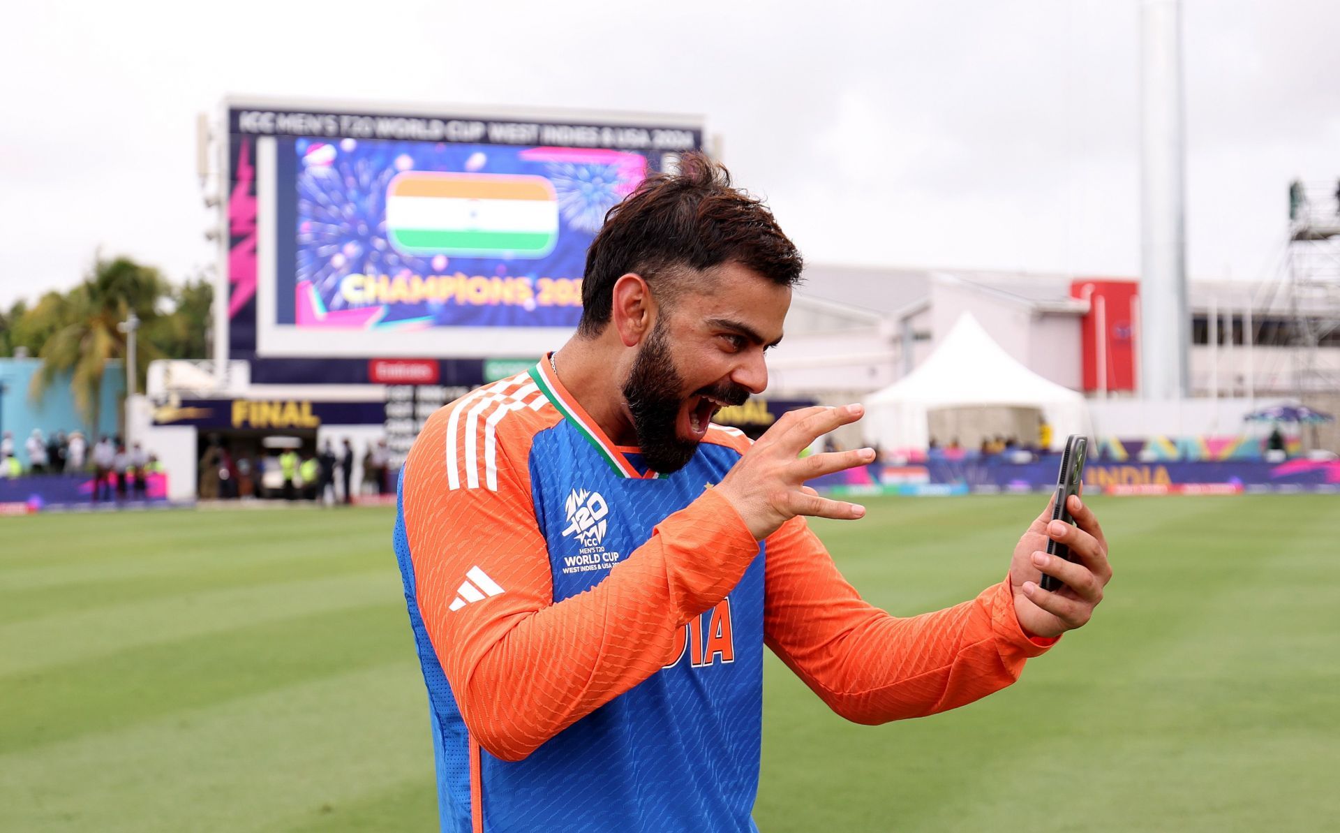 Virat Kohli’s joy knows no bounds as he interacts on the phone with his family. (Image Credit: Getty Images)